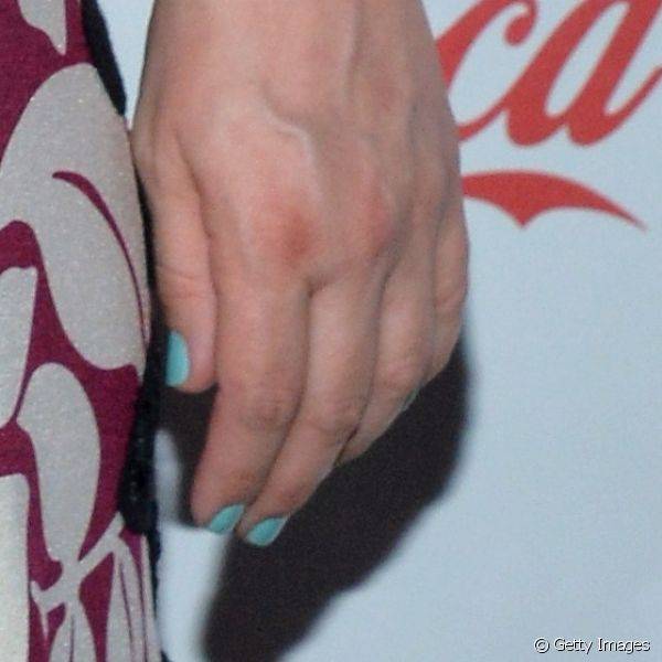 A atriz Drew Barrymore compareceu ? CinemaCon 2014 com vestido em tons escuros e azul pastel nas unhas 